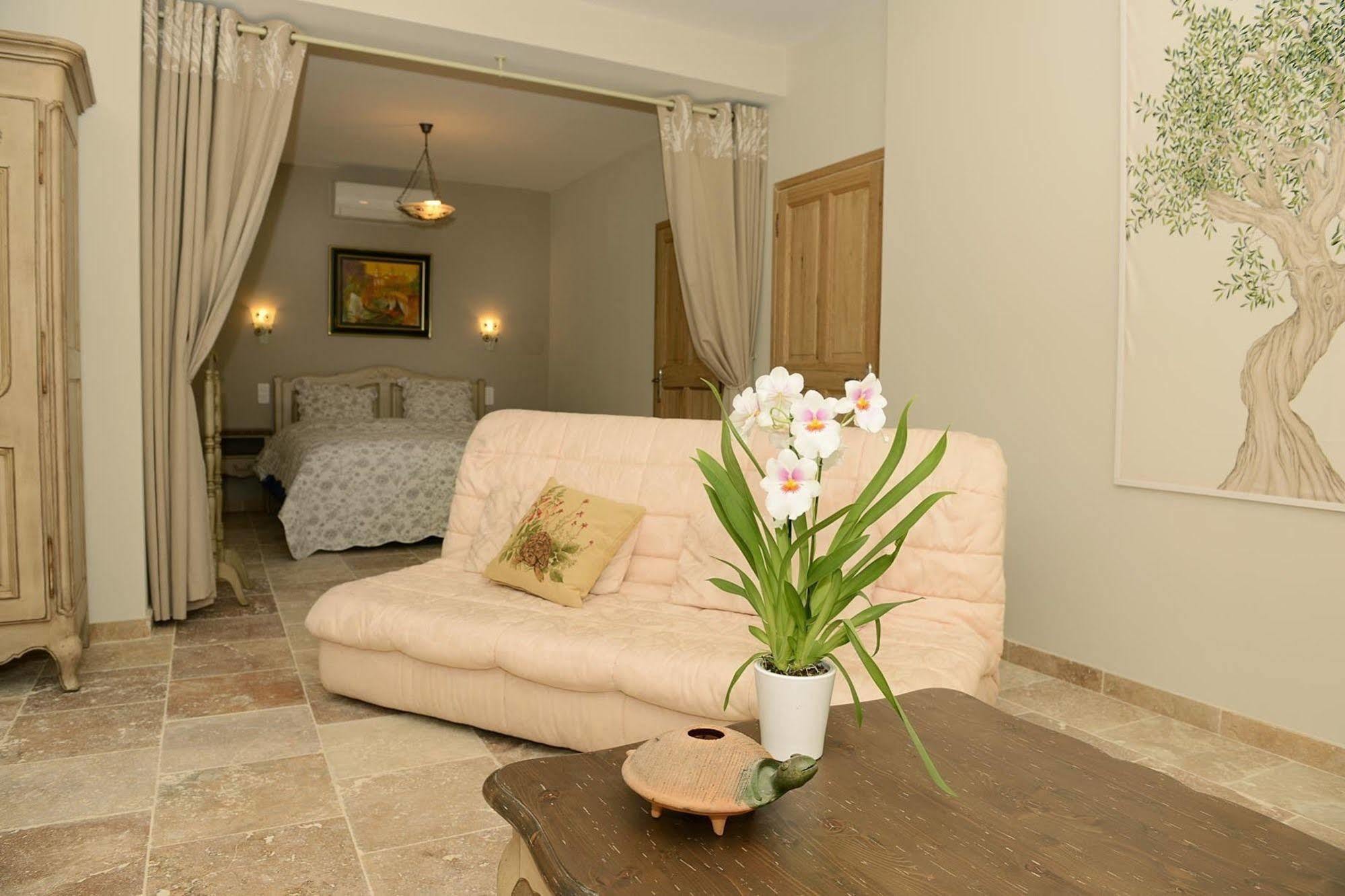 Mas De Carabelle Bed and Breakfast La Roque-Alric Εξωτερικό φωτογραφία